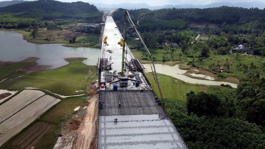 Đổ bêtông mặt cầu Xuân Dương trên tuyến cao tốc Diễn Châu-Bãi Vọt. (Ảnh: Huy Hùng/TTXVN)