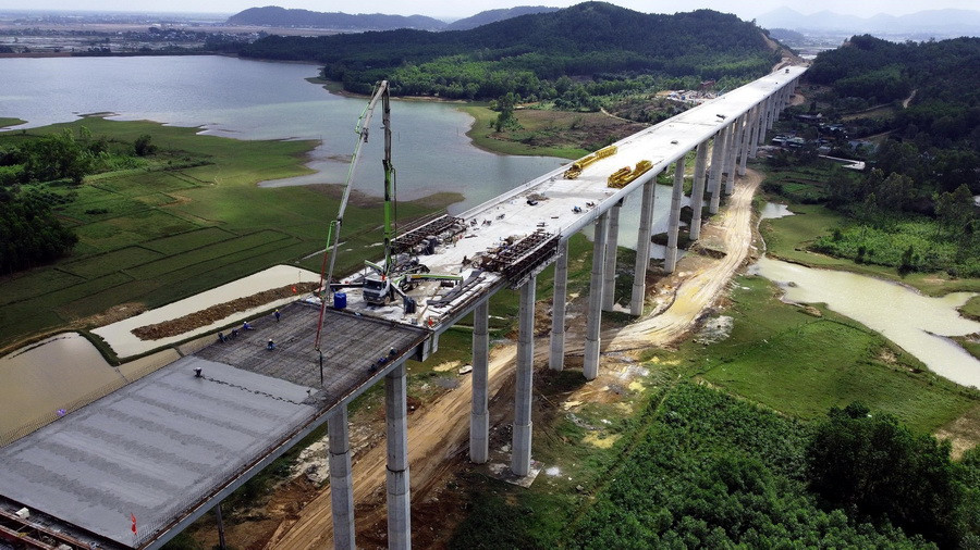 Đổ bêtông mặt cầu cạn Xuân Dương trên tuyến cao tốc Diễn Châu-Bãi Vọt. (Ảnh: Huy Hùng/TTXVN)
