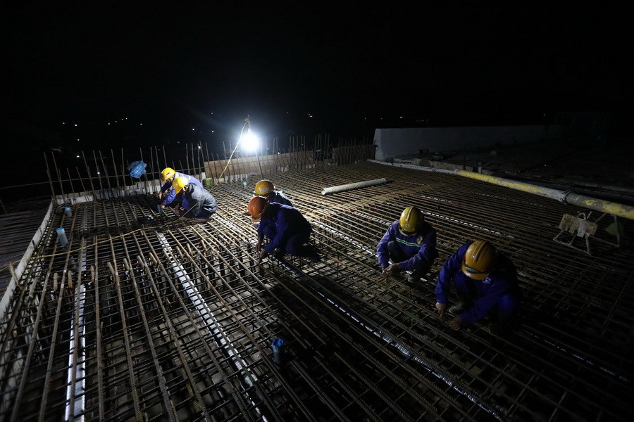 Nhà thầu CIENCO 4 thi công đêm trên cầu Hưng Đức, thuộc gói thầu XL04. (Ảnh: Huy Hùng/TTXVN)