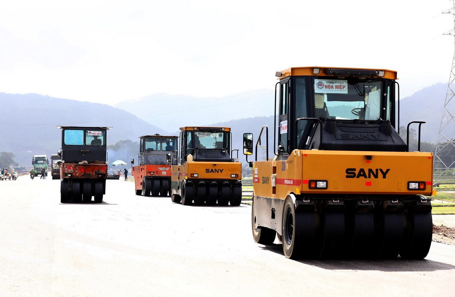 Nhà thầu Hòa Hiệp thảm nhựa lớp 2 (C19) tại gói thầu số 3 trên tuyến. (Ảnh: Huy Hùng/TTXVN)