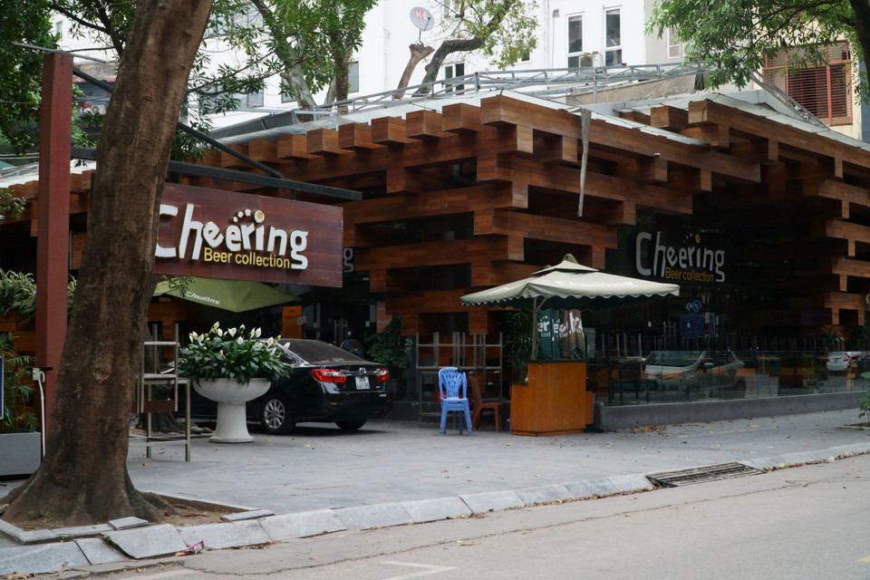 Nhiều quán bia thường xuyên đông khách cũng tạm ngừng hoạt động. (Ảnh: Vi Diệu/Vietnam+)