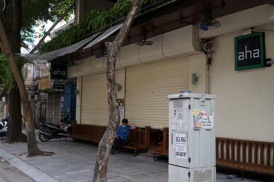 Các quán càphê, trà chanh cũng tạm dừng hoạt động. (Ảnh: Vi Diệu/Vietnam+)