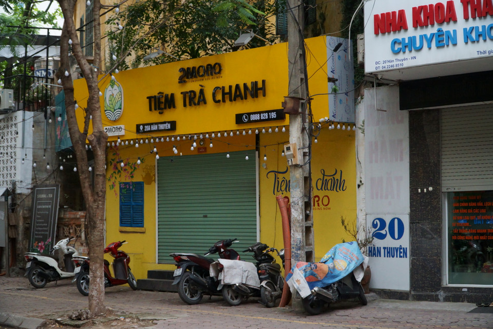 Các quán càphê, trà chanh cũng tạm dừng hoạt động. (Ảnh: Vi Diệu/Vietnam+)