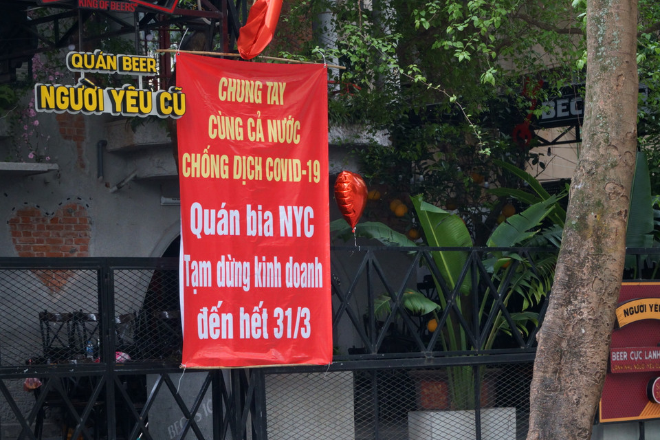 Nhiều quán bia thường xuyên đông khách cũng tạm ngừng hoạt động. (Ảnh: Vi Diệu/Vietnam+)