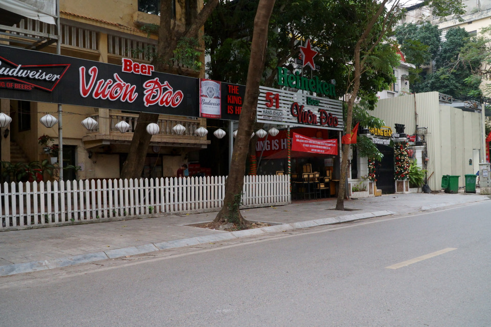 Các quán bia tuân thủ nghiêm túc quy định của UBND thành phố. (Ảnh: Vi Diệu/Vietnam+)