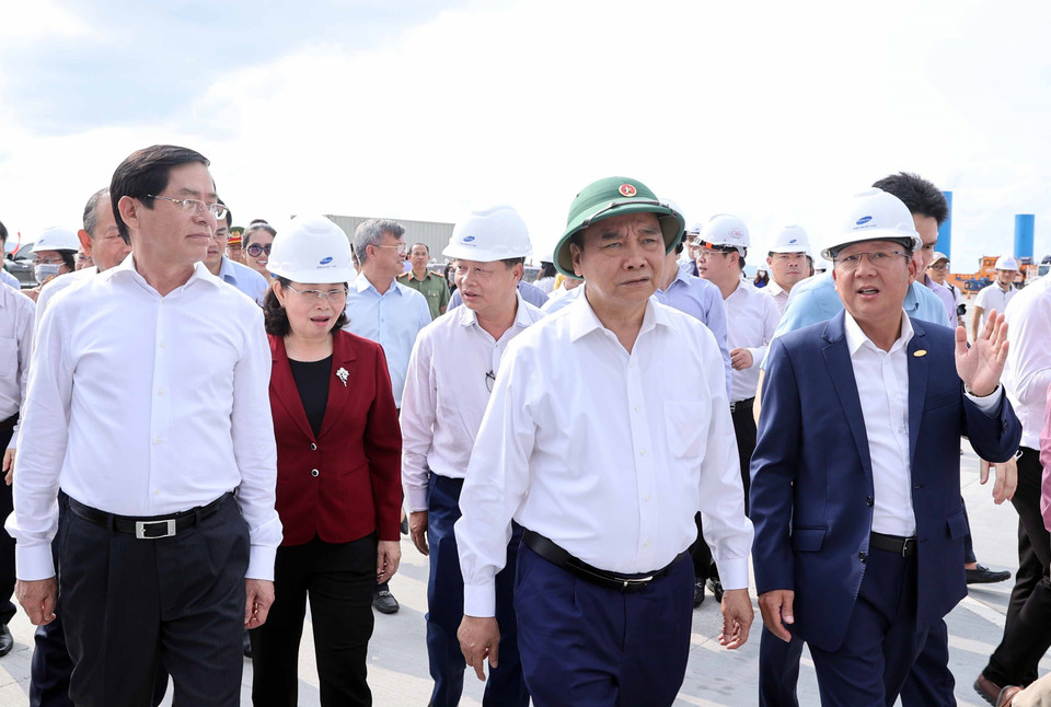 Thủ tướng Nguyễn Xuân Phúc thăm Bến cảng quốc tế Gemalink. (Ảnh: Thống Nhất/TTXVN)