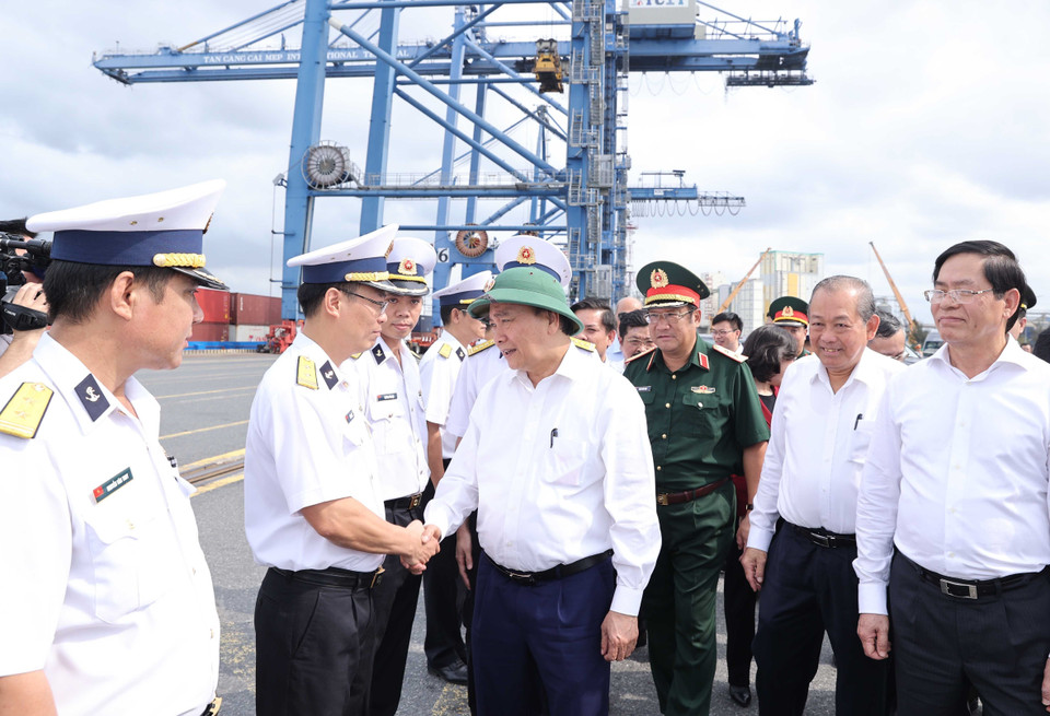 Thủ tướng Nguyễn Xuân Phúc thăm Bến cảng quốc tế Cái Mép. (Ảnh: Thống Nhất/TTXVN)