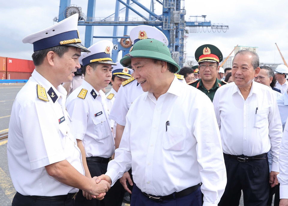 Thủ tướng Nguyễn Xuân Phúc cùng đoàn công tác thăm Bến cảng quốc tế Cái Mép. (Ảnh: Thống Nhất/TTXVN)