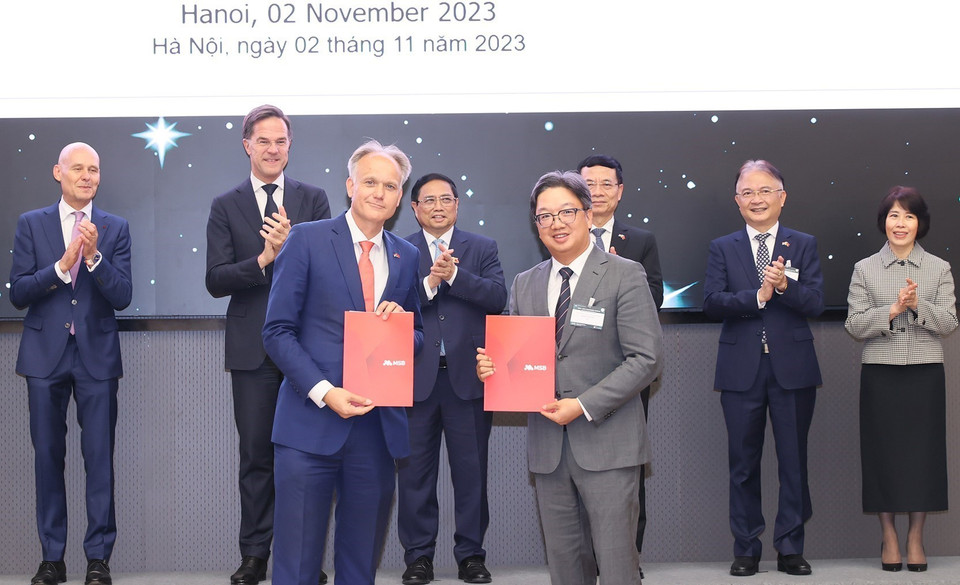 Thủ tướng Phạm Minh Chính và Thủ tướng Hà Lan Mark Rutte chứng kiến lễ trao văn kiện hợp tác giữa doanh nghiệp Việt Nam-Hà Lan. (Ảnh: Dương Giang/TTXVN)