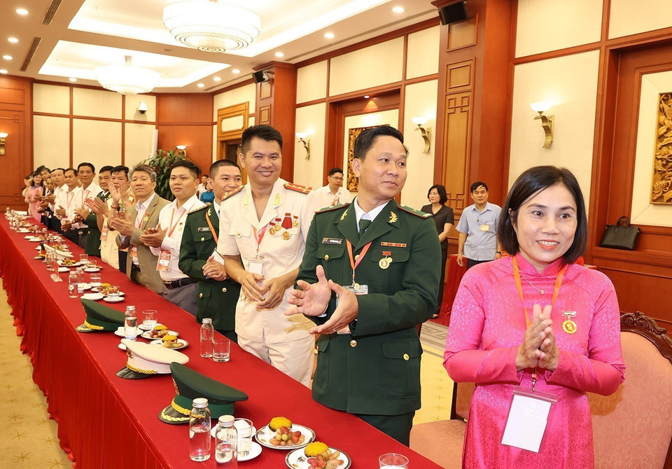 Các đại biểu điển hình tiêu biểu toàn quốc dự buổi gặp mặt. (Ảnh: Trí Dũng/TTXVN)