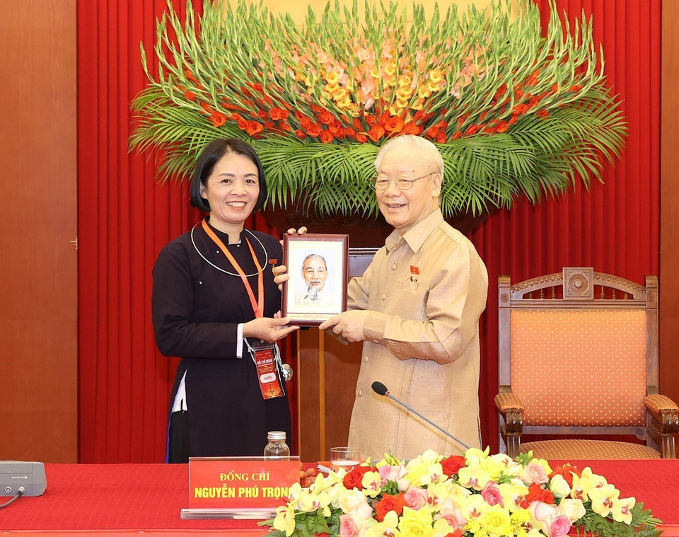 Tổng Bí thư Nguyễn Phú Trọng tặng bức chân dung Bác Hồ cho đại biểu điển hình tiêu biểu toàn quốc. (Ảnh: Trí Dũng/TTXVN)
