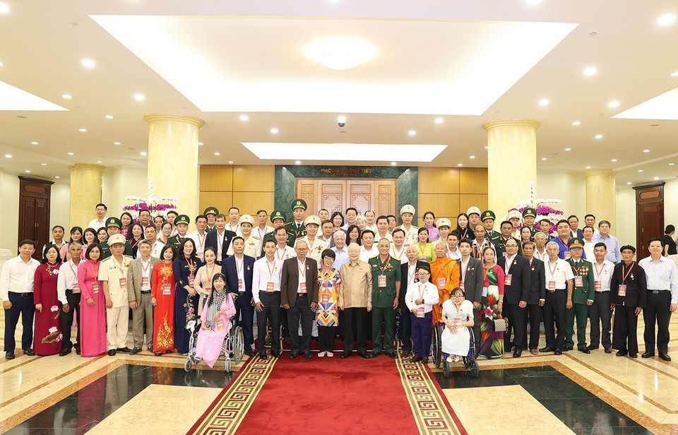 Tổng Bí thư Nguyễn Phú Trọng và các đại biểu điển hình tiêu biểu toàn quốc chụp ảnh lưu niệm. (Ảnh: Trí Dũng/TTXVN)