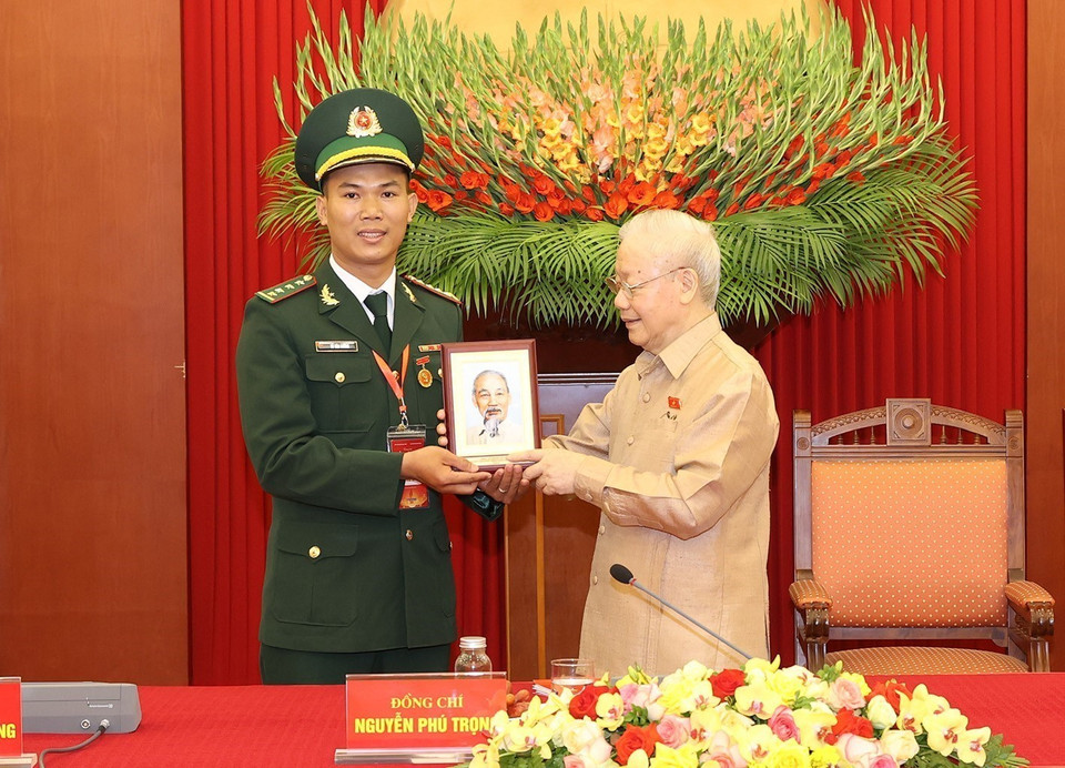 Tổng Bí thư Nguyễn Phú Trọng tặng bức chân dung Bác Hồ cho đại biểu điển hình tiêu biểu toàn quốc. (Ảnh: Trí Dũng/TTXVN)