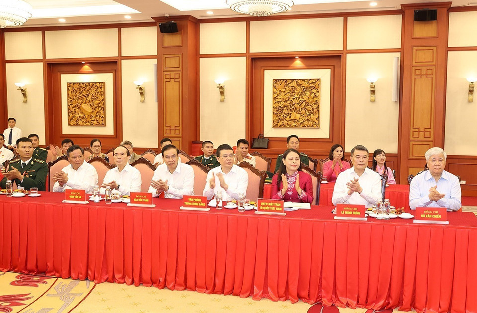 Các đại biểu điển hình tiêu biểu toàn quốc dự buổi gặp mặt. (Ảnh: Trí Dũng/TTXVN)