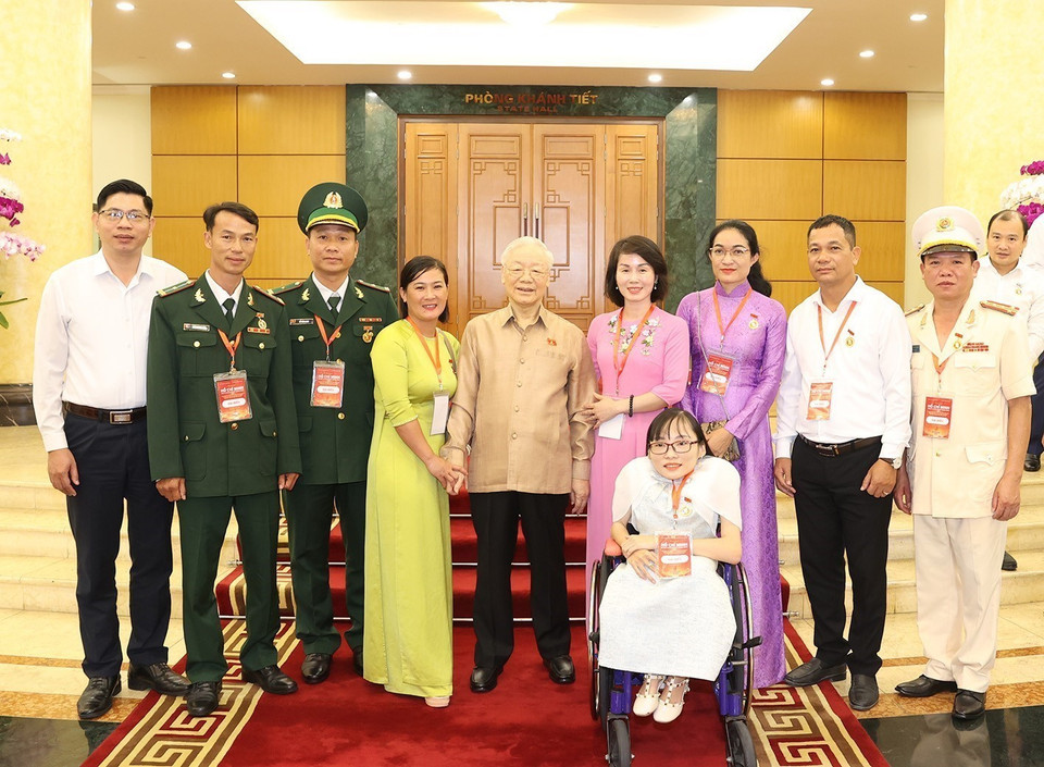 Tổng Bí thư Nguyễn Phú Trọng với đại biểu điển hình tiêu biểu toàn quốc. (Ảnh: Trí Dũng/TTXVN)