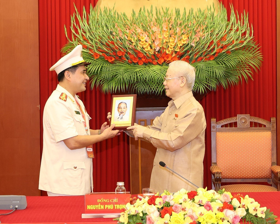 Tổng Bí thư Nguyễn Phú Trọng tặng bức chân dung Bác Hồ cho đại biểu điển hình tiêu biểu toàn quốc. (Ảnh: Trí Dũng/TTXVN)