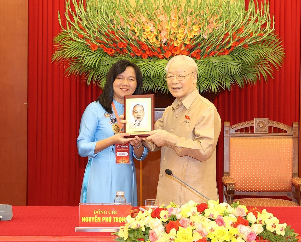Tổng Bí thư Nguyễn Phú Trọng tặng bức chân dung Bác Hồ cho đại biểu điển hình tiêu biểu toàn quốc. (Ảnh: Trí Dũng/TTXVN)