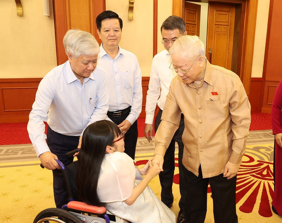 Tổng Bí thư Nguyễn Phú Trọng với đại biểu điển hình tiêu biểu toàn quốc. (Ảnh: Trí Dũng/TTXVN)