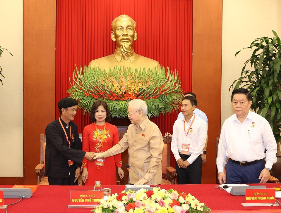 Đại diện đại biểu điển hình tiêu biểu toàn quốc chúc mừng Tổng Bí thư Nguyễn Phú Trọng. (Ảnh: Trí Dũng/TTXVN)