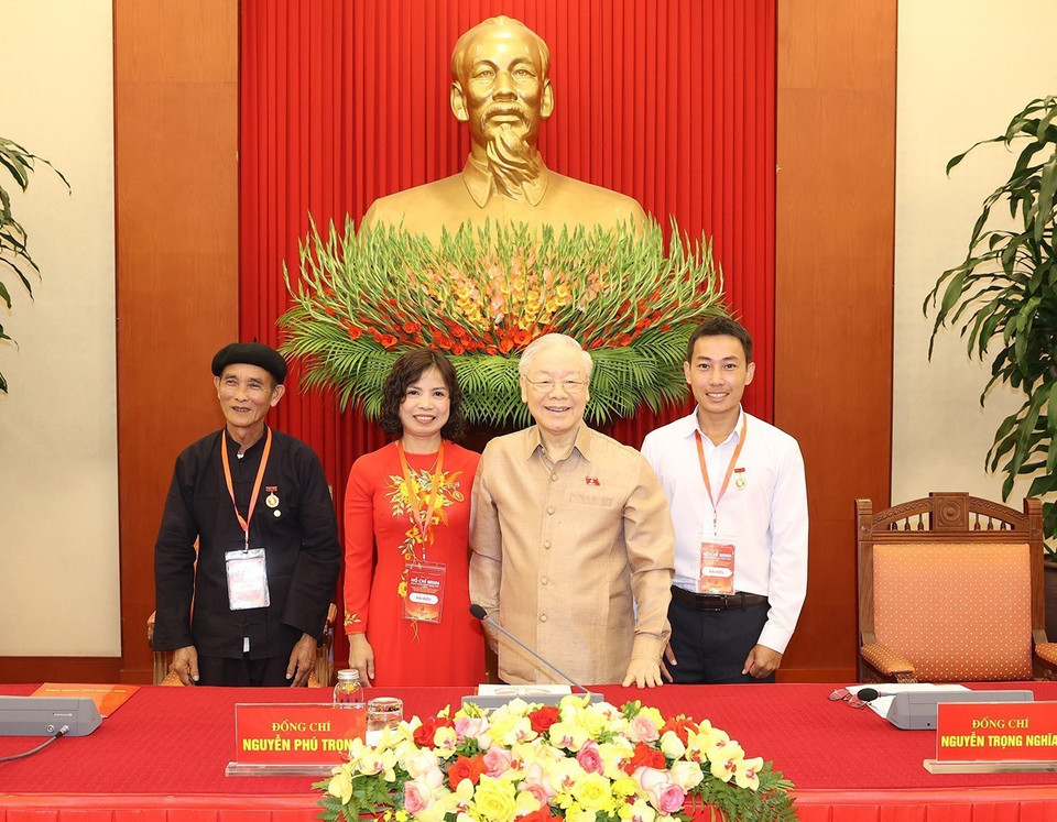 Đại diện đại biểu điển hình tiêu biểu toàn quốc chúc mừng Tổng Bí thư Nguyễn Phú Trọng. (Ảnh: Trí Dũng/TTXVN)