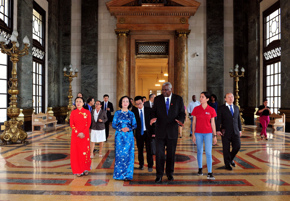 Chủ tịch Quốc hội Cuba Esteban Lazo Hernández mời đồng chí Trương Thị Mai và Đoàn đại biểu cấp cao Đảng Cộng sản Việt Nam thăm trụ sở mới trùng tu của Quốc hội Cuba. (Ảnh: Lê Hà/TTXVN)