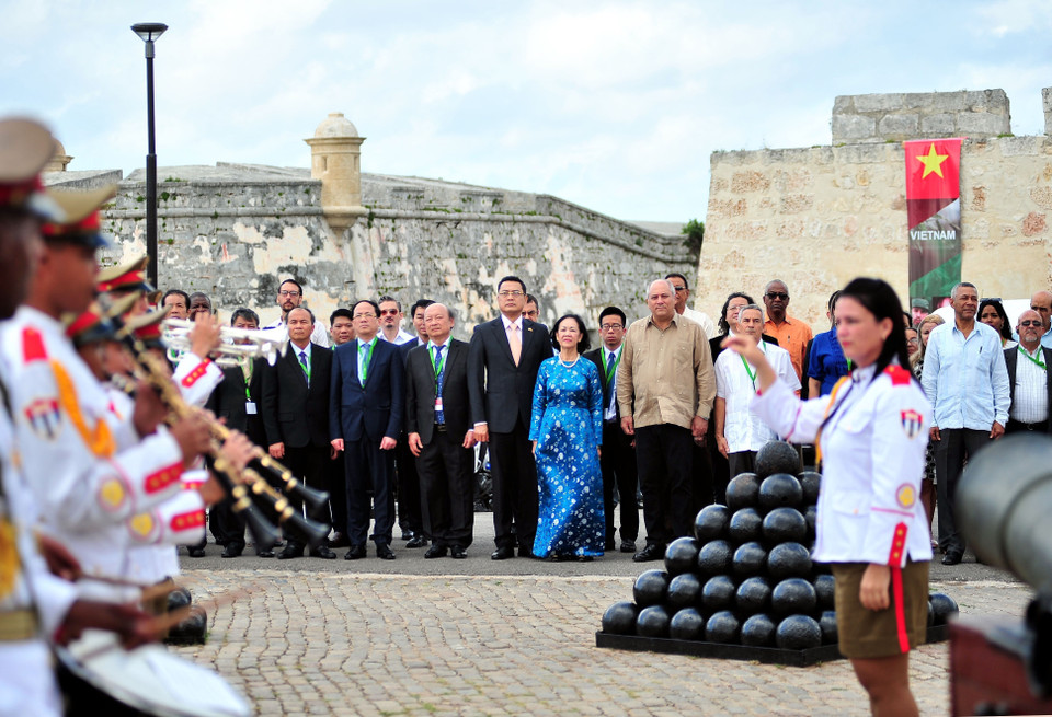 Đồng chí Trương Thị Mai và đoàn đại biểu Việt Nam dự lễ thượng cờ tại Hội chợ Sách quốc tế La Habana lần thứ 29. (Ảnh: Lê Hà/TTXVN)