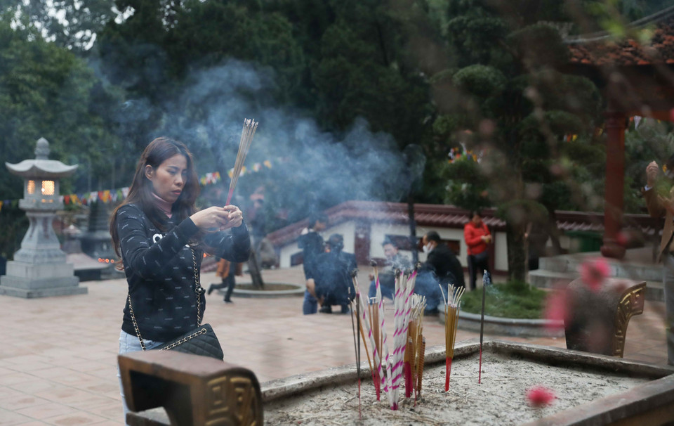 Du khách dâng hương, lễ Phật Chùa Hương.(Ảnh: Thanh Tùng/TTXVN)