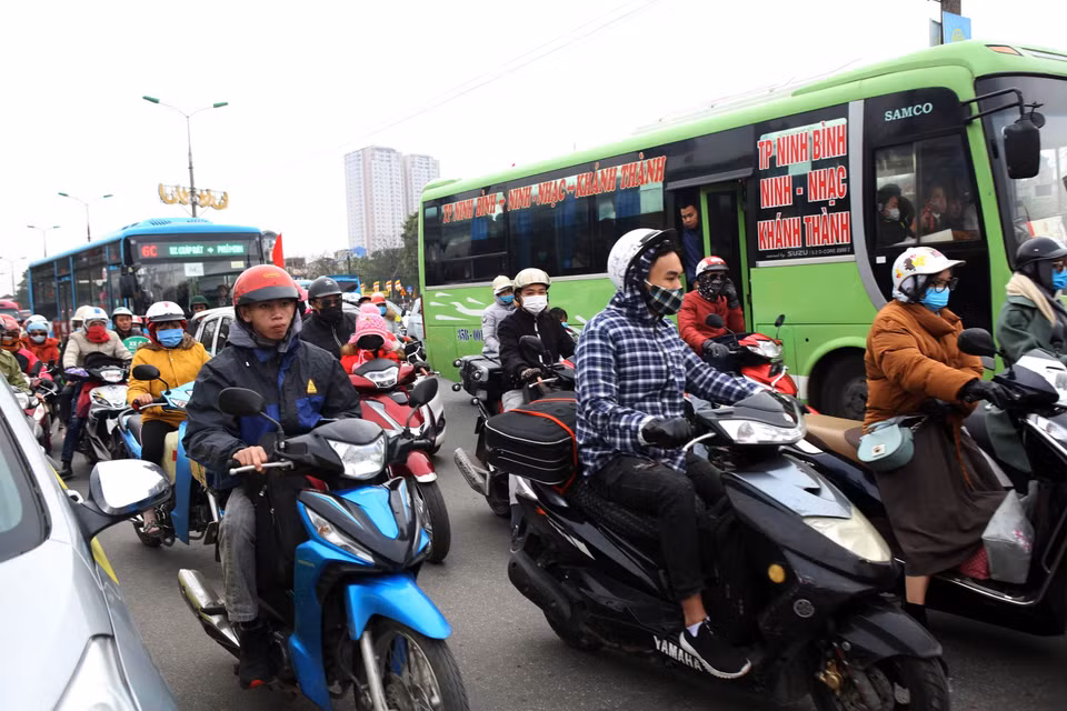 Lưu lượng giao thông ngày càng tăng tại các cửa ngõ của thủ đô, gây tắc cục bộ.(Ảnh: Danh Lam/TTXVN)