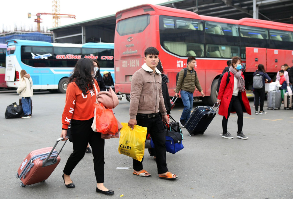 Người dân trở về sau ngày nghỉ tết dài tại bến xe Nước Ngầm.(Ảnh: Danh Lam/TTXVN)