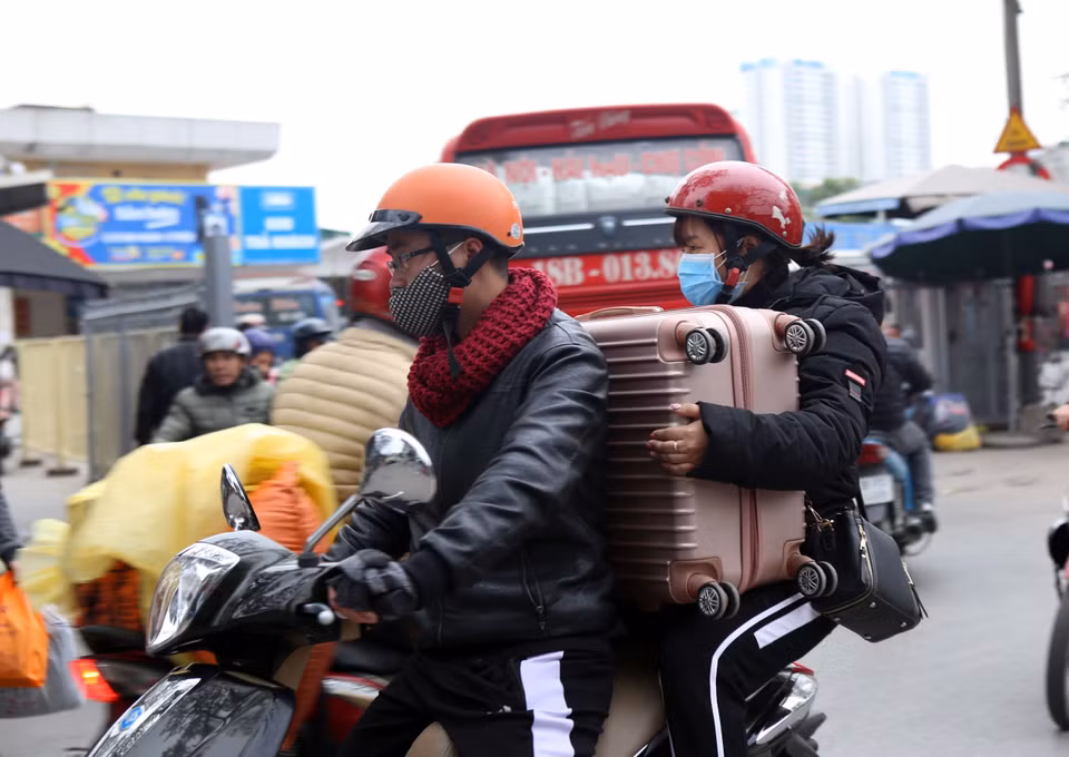 Người dân trở về sau ngày nghỉ tết dài tại bến xe Giáp Bát. (Ảnh: Danh Lam/TTXVN)
