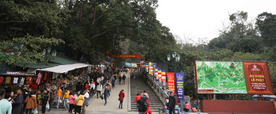 Du khách về vãn cảnh Chùa Hương, lễ Phật trong chiều mùng 5 Tết. (Ảnh: Thanh Tùng/TTXVN)