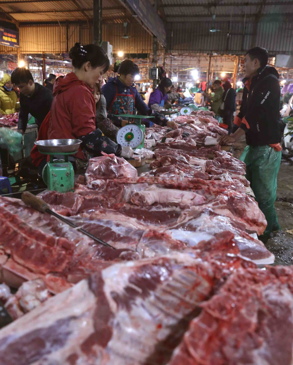 Hoạt động mua bán tại chợ Phùng Khoang. (Ảnh: Vũ Sinh/TTXVN)