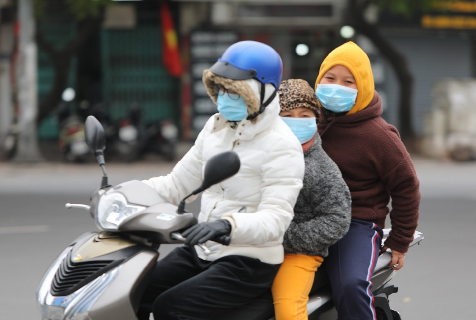 Hầu hết người tham gia giao thông đều đeo khẩu trang y tế. (Ảnh: Thành Đạt/TTXVN)