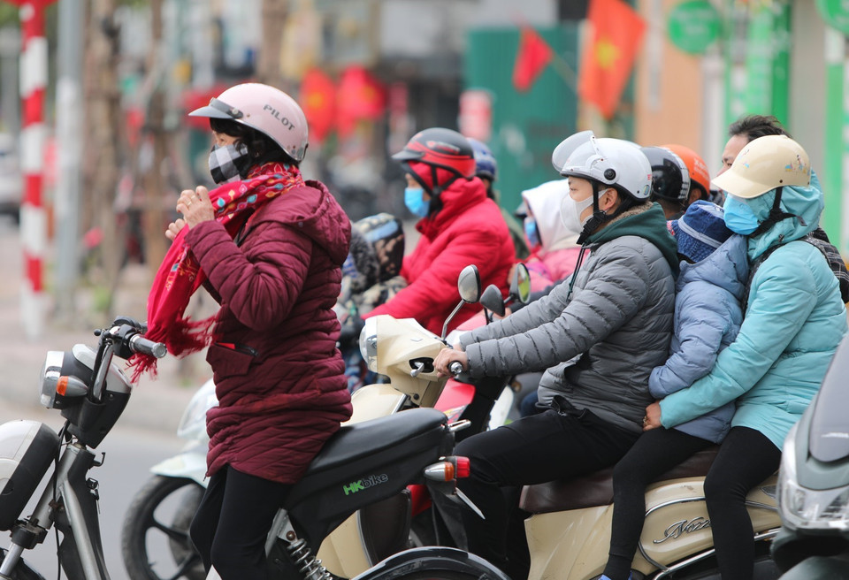 Hầu hết người tham gia giao thông đều đeo khẩu trang y tế. (Ảnh: Thành Đạt/TTXVN)