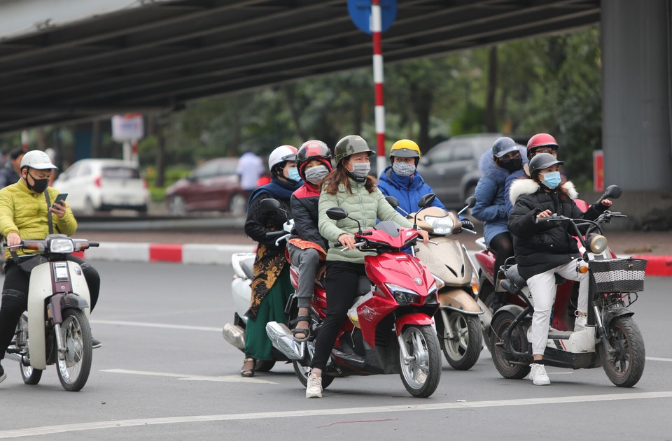 Hầu hết người tham gia giao thông đều đeo khẩu trang y tế. (Ảnh: Thành Đạt/TTXVN)