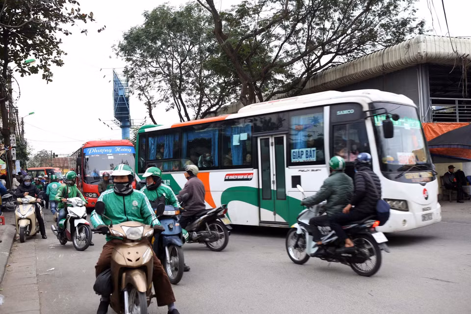  Lượng xe khách trở về bến Giáp Bát ngày càng tăng lên vào cuối ngày.(Ảnh: Danh Lam/TTXVN)