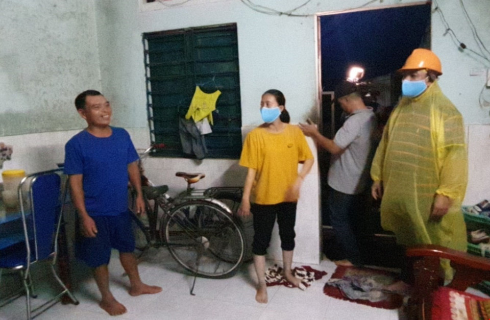 Lực lượng chức năng phường Thọ Quang (quận Sơn Trà) vận động người dân đến điểm sơ tán. (Ảnh: Võ Văn Dũng/TTXVN)