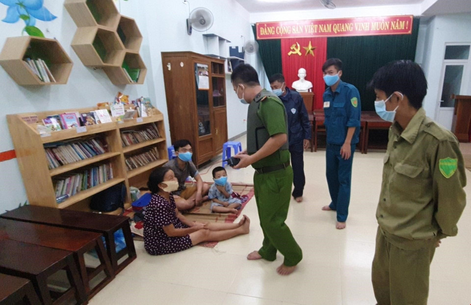 Người dân tránh bão tại điểm sơ tán phường Thọ Quang (quận Sơn Trà, thành phố Đà Nẵng).(Ảnh: Võ Văn Dũng/TTXVN)