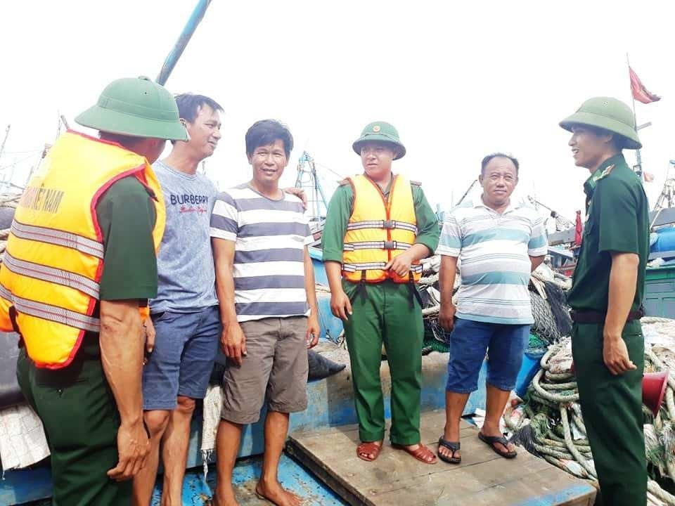 Lực lượng Bộ đội Biên phòng Quảng bình tích cực kêu gọi, hướng dẫn ngư dân neo đậu, chằng chống tàu thuyền an toàn.(Ảnh: Võ Dung/TTXVN)