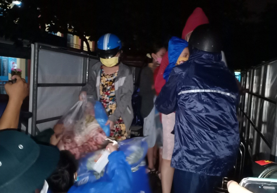 Lực lượng chức năng phường Nại Hiên Đông (quận Sơn Trà) đưa người dân đến điểm sơ tán trong đêm.(Ảnh: Võ Văn Dũng/TTXVN)