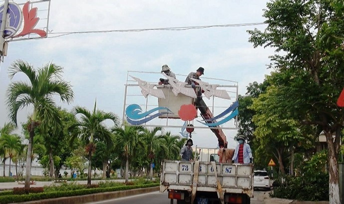 Các bảng biển quảng cáo, pano, áp phích cũng đã được tháo gỡ để đảm bảo an toàn. (Ảnh: Võ Dung/TTXVN)