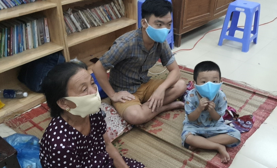 Người dân tránh bão tại điểm sơ tán phường Thọ Quang (quận Sơn Trà, thành phố Đà Nẵng).(Ảnh: Võ Văn Dũng/TTXVN)