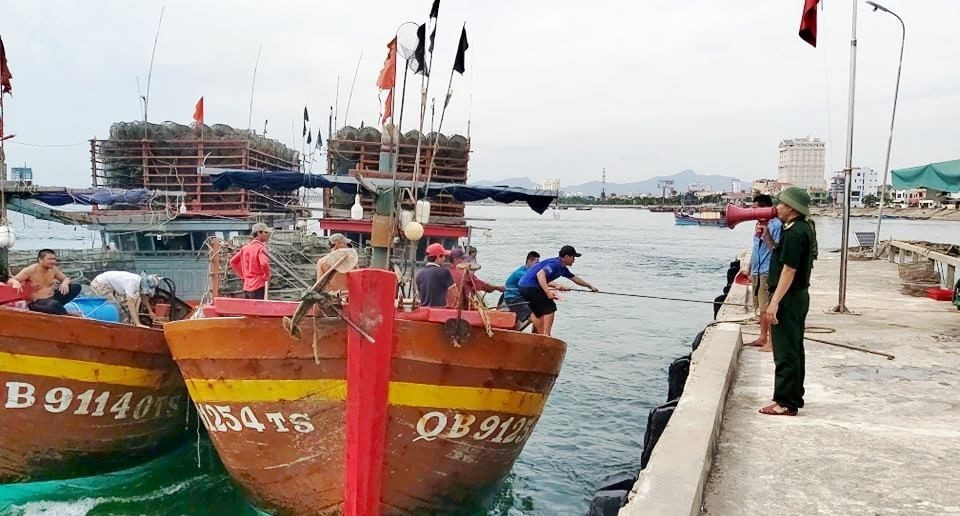 Lực lượng Bộ đội Biên phòng Quảng bình tích cực kêu gọi, hướng dẫn ngư dân neo đậu, chằng chống tàu thuyền an toàn.(Ảnh: Võ Dung/TTXVN)
