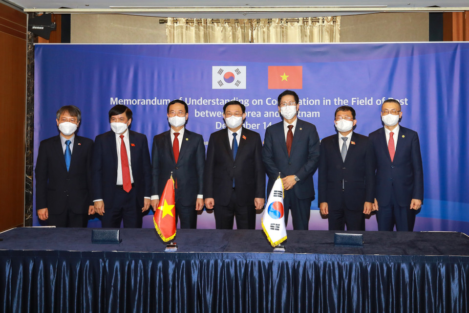 Chủ tịch Quốc hội Vương Đình Huệ cùng Phó Thủ tướng Lê Minh Khái chụp ảnh lưu niệm cùng lãnh đạo Bộ Thông tin và Truyền thông Việt Nam và Bộ Khoa học và ICT Hàn Quốc. (Ảnh: Anh Nguyên/TTXVN)