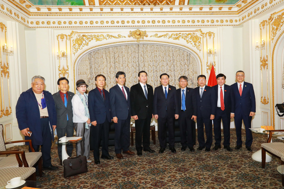 Chủ tịch Quốc hội Vương Đình Huệ chụp ảnh lưu niệm cùng đại diện Hiệp hội Giao lưu Kinh tế-Văn hóa Hàn Quốc-Việt Nam. (Ảnh: Anh Nguyên/TTXVN)