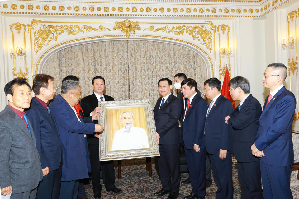 Ông Kim Kil-soo trao tặng Chủ tịch Quốc hội Vương Đình Huệ bức tranh chân dung Chủ tịch Hồ Chí Minh do một họa sỹ của Hiệp hội vẽ. (Ảnh: Anh Nguyên/TTXVN)