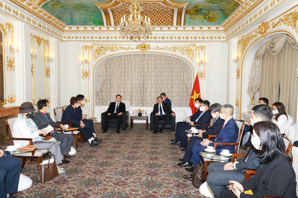 Chủ tịch Quốc hội Vương Đình Huệ tiếp ông Kim Kil-soo, Chủ tịch Hiệp hội Giao lưu Kinh tế-Văn hóa Hàn Quốc-Việt Nam. (Ảnh: Anh Nguyên/TTXVN)