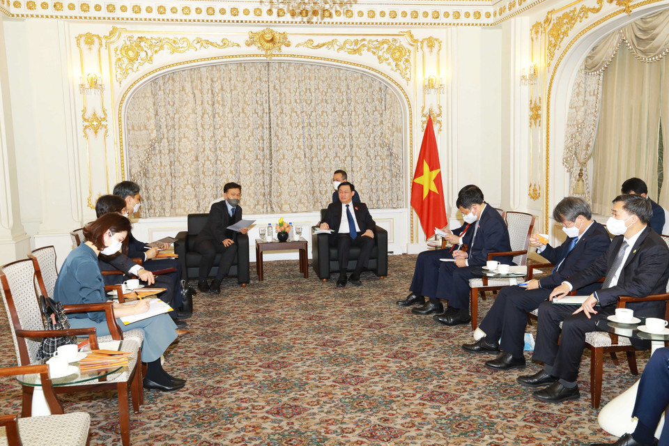 Chiều 14/12/2021, trong khuôn khổ chuyến thăm Chính thức Hàn Quốc, Chủ tịch Quốc hội Vương Đình Huệ đã tiếp ông Hong Jang-pyo, Chủ tịch Viện Nghiên cứu Phát triển Hàn Quốc (KDI) tại Thủ đô Seoul. (Ảnh: Anh Nguyên/TTXVN)