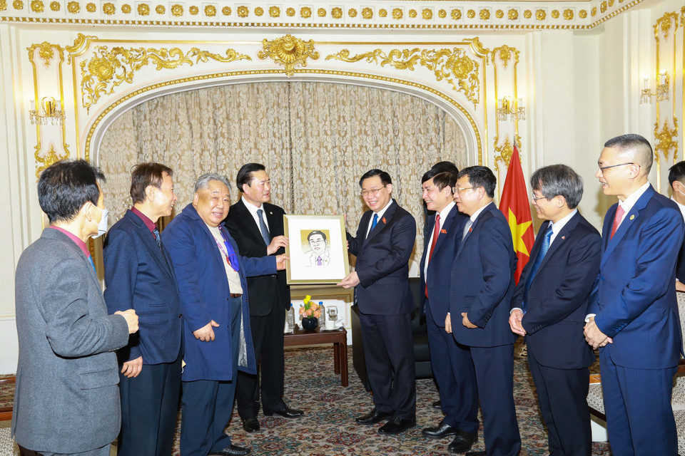 Ông Kim Kil-soo trao tặng Chủ tịch Quốc hội Vương Đình Huệ bức tranh chân dung Chủ tịch Vương Đình Huệ do một họa sỹ của Hiệp hội vẽ. (Ảnh: Anh Nguyên/TTXVN)