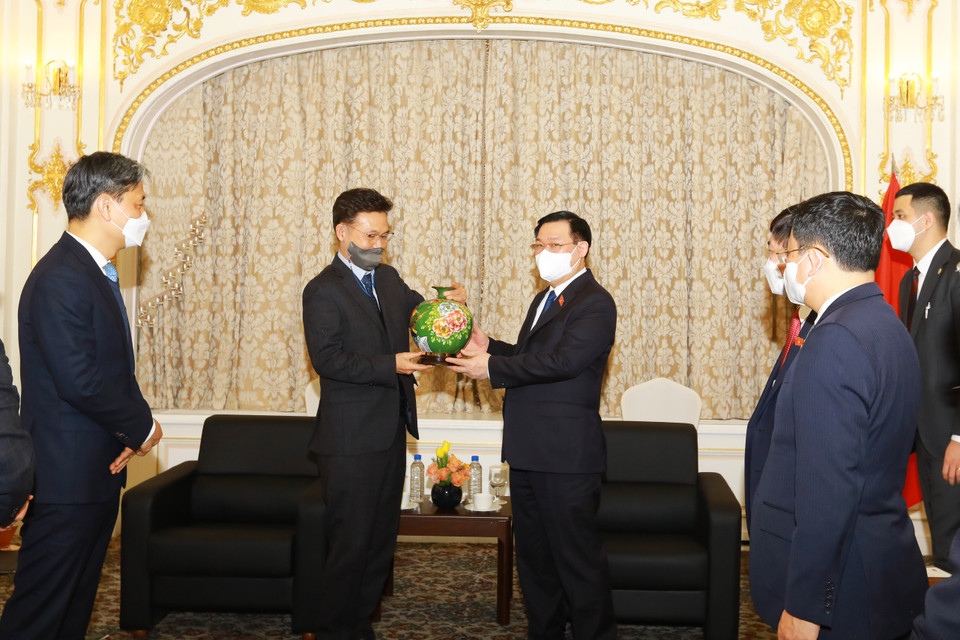 Chủ tịch Quốc hội Vương Đình Huệ tặng quà lưu niệm cho ông Hong Jang-pyo, Chủ tịch KDI. (Ảnh: Anh Nguyên/TTXVN)